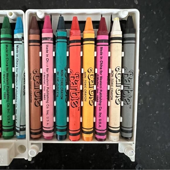 Barbie Doll Crayons 1989
Mattel With Case Built-in
Sharpener Golden 16 NEW - Picture 4 of 11